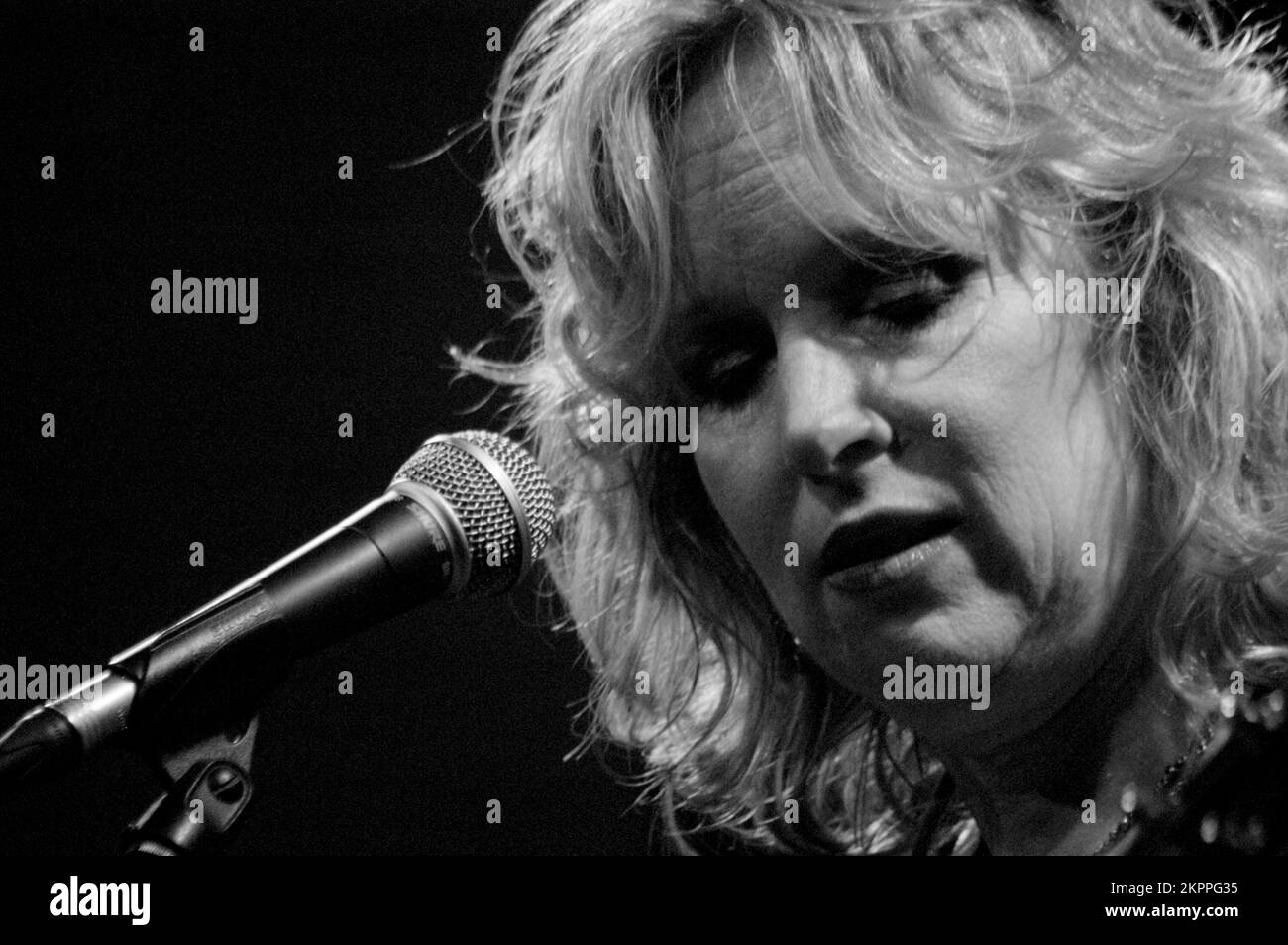 GRETCHEN PETERS, NASHVILLE LEGENDE, KONZERT, 2006: Der legendäre Nashville Sänger und Songwriter Gretchen Peters tritt live im The Point in Cardiff auf, 25. Juli 2006. Foto: ROB WATKINS. INFO: Gretchen Peters, geboren am 14. November 1957 in New York City, ist eine US-amerikanische Singer-Songwriterin, die für ihre fesselnde Mischung aus Country, Folk und Americana bekannt ist. Bekannt für ihre herzlichen Texte und Alben wie „Hello Cruel World“ und „Blackbirds“, hat sie kritische Anerkennung gefunden. Stockfoto