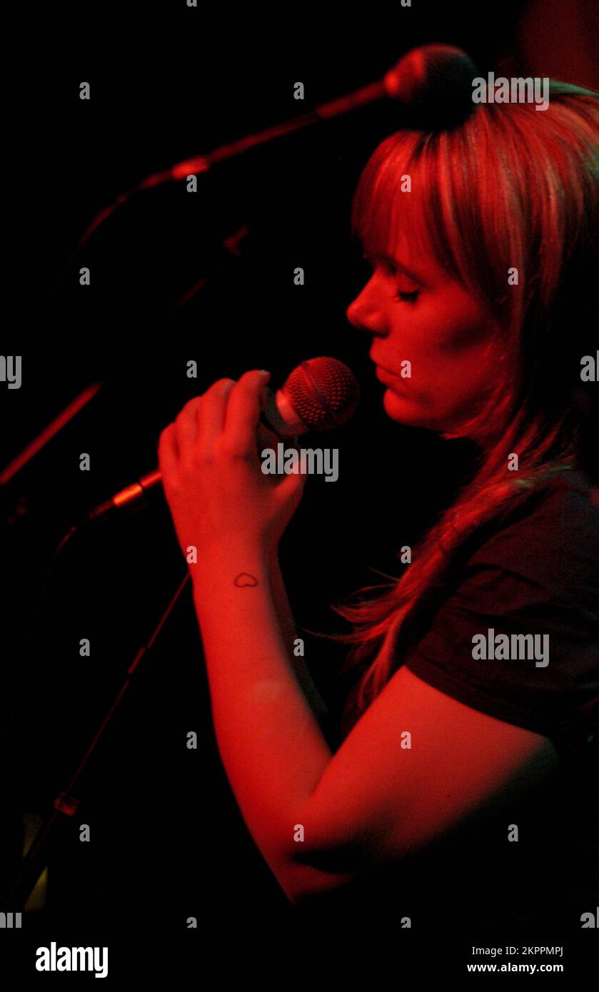 ISOBEL CAMPBELL, MERCURY PRIZE ERA CONCERT, 2006: Isobel Campbell (ex-Belle und Sebastian), die gerade für den Mercury Music Prize für ihr Album nominiert wurde, mit Mark Lanegan 'Ballad of the Broken Seas', die am 22. Februar 2006 live am Point in Cardiff spielte. Foto: ROB WATKINS. INFO: Isobel Campbell ist eine schottische Singer-Songwriterin und Cellistin, die für ihre Arbeit mit Belle und Sebastian sowie für ihre Zusammenarbeit mit Mark Lanegan bekannt ist. Ihre Solokarriere, geprägt von Alben wie Amorino, zeigt ihre ätherische Stimme und Mischung aus Folk-, Pop- und Indie-Einflüssen. Stockfoto