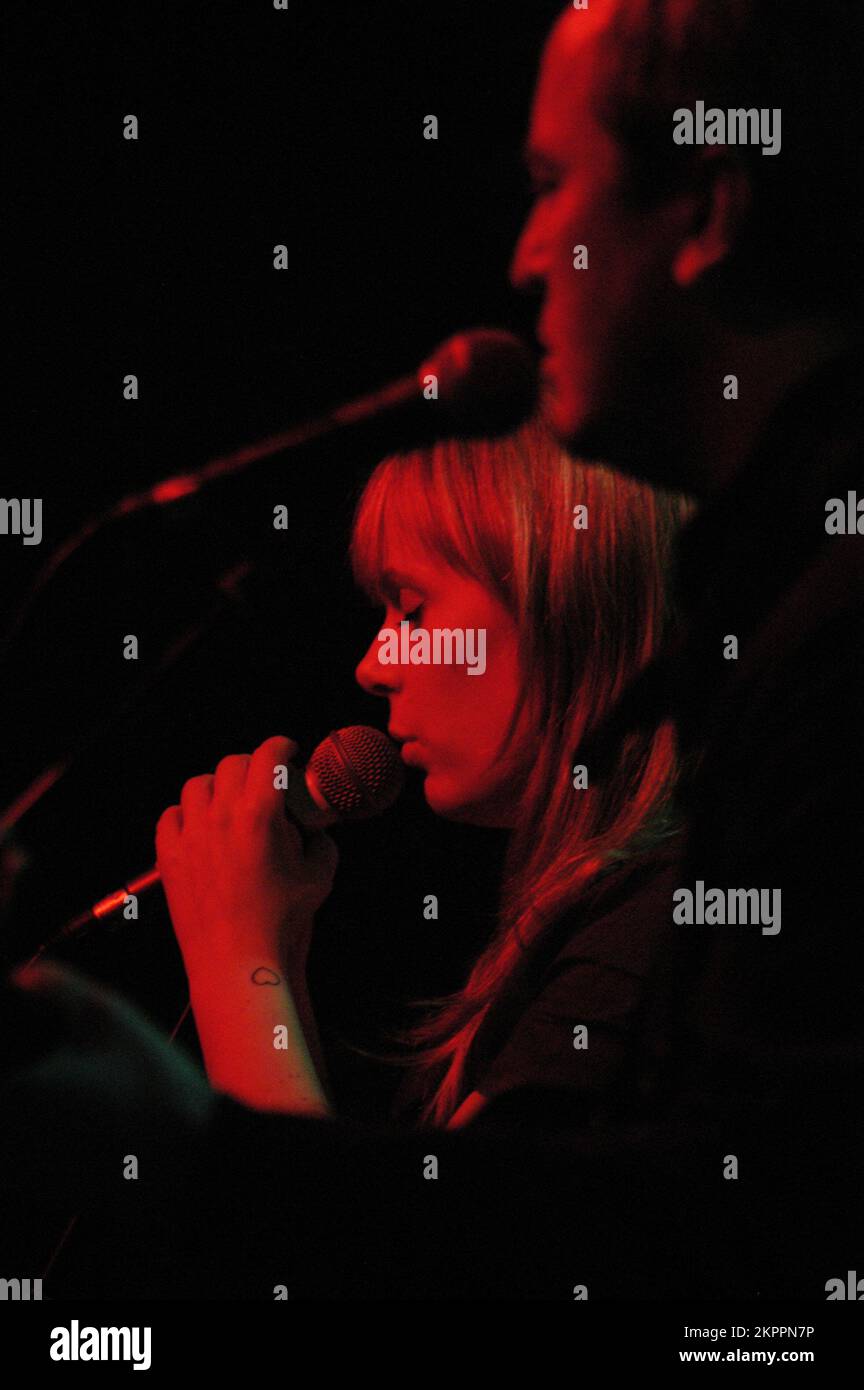 ISOBEL CAMPBELL, MERCURY PRIZE ERA CONCERT, 2006: Isobel Campbell (ex-Belle und Sebastian), die gerade für den Mercury Music Prize für ihr Album nominiert wurde, mit Mark Lanegan 'Ballad of the Broken Seas', die am 22. Februar 2006 live am Point in Cardiff spielte. Foto: ROB WATKINS. INFO: Isobel Campbell ist eine schottische Singer-Songwriterin und Cellistin, die für ihre Arbeit mit Belle und Sebastian sowie für ihre Zusammenarbeit mit Mark Lanegan bekannt ist. Ihre Solokarriere, geprägt von Alben wie Amorino, zeigt ihre ätherische Stimme und Mischung aus Folk-, Pop- und Indie-Einflüssen. Stockfoto