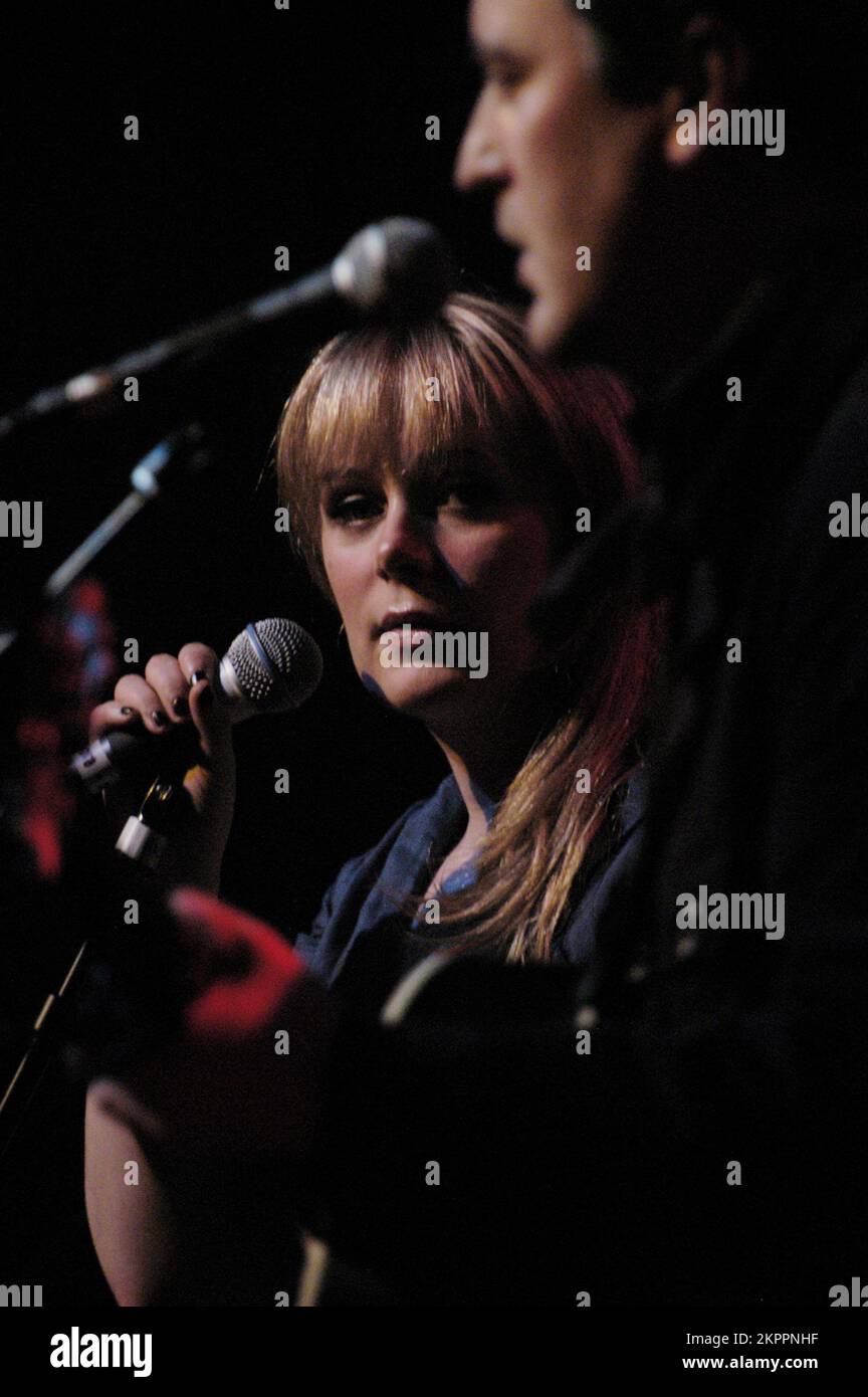 ISOBEL CAMPBELL, MERCURY PRIZE ERA CONCERT, 2006: Isobel Campbell (ex-Belle und Sebastian), die gerade für den Mercury Music Prize für ihr Album nominiert wurde, mit Mark Lanegan 'Ballad of the Broken Seas', die am 22. Februar 2006 live am Point in Cardiff spielte. Foto: ROB WATKINS. INFO: Isobel Campbell ist eine schottische Singer-Songwriterin und Cellistin, die für ihre Arbeit mit Belle und Sebastian sowie für ihre Zusammenarbeit mit Mark Lanegan bekannt ist. Ihre Solokarriere, geprägt von Alben wie Amorino, zeigt ihre ätherische Stimme und Mischung aus Folk-, Pop- und Indie-Einflüssen. Stockfoto
