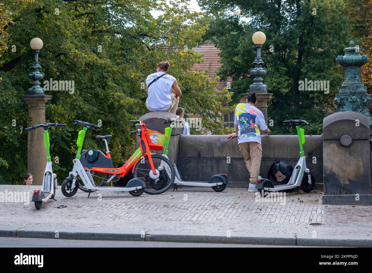 Prag, Tschechische Republik - 5. September 2022: Uber-Jump-E-Bikes und E-Roller Stockfoto