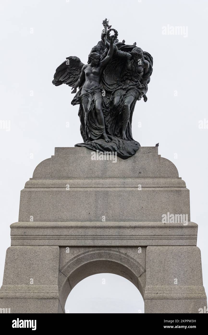 Ottawa, Kanada - 11. November 2022: Die allegorischen Statuen symbolisieren Frieden und Freiheit am National war Memorial in der Innenstadt von Ottawa. Stockfoto
