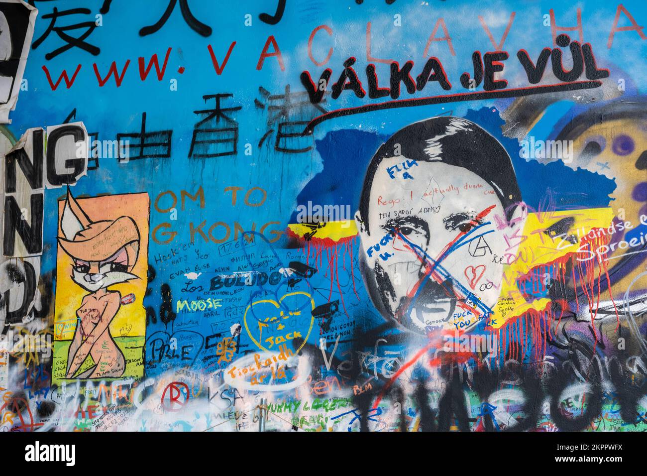 Prag, Tschechische Republik - 4. September 2022: Wladimir Putin als Hitler auf der Lennon-Mauer gezeichnet Stockfoto