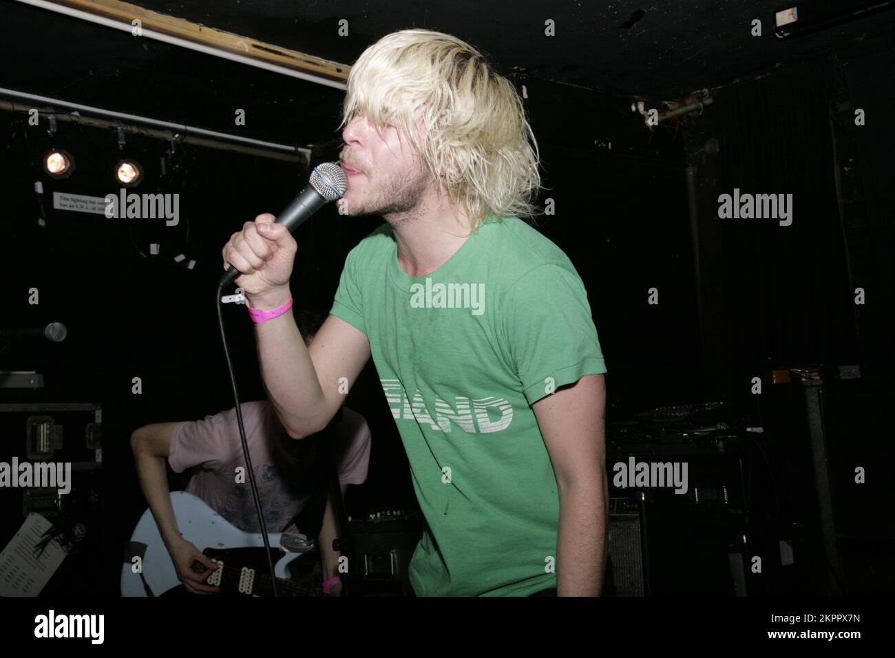 LOVVERS, PUNKBAND, 2007: Shaun Hencher Sängerin mit DEM LOVVERS-Stück im Clwb IFOR Bach (The Welsh Club) in Cardiff am 17. Februar 2008. Foto: ROB WATKINS. INFO: Lovvers war eine britische Punkrock-Band, die 2006 gegründet wurde und für ihren rauen, energiegeladenen Sound und ihre DIY-Ethik bekannt ist. Ihre intensiven Live-Auftritte und Alben wie „OCD Go Go Go Go Girls“ sorgten für einen engagierten Underground, bevor sie sich 2010 auflösten. Stockfoto