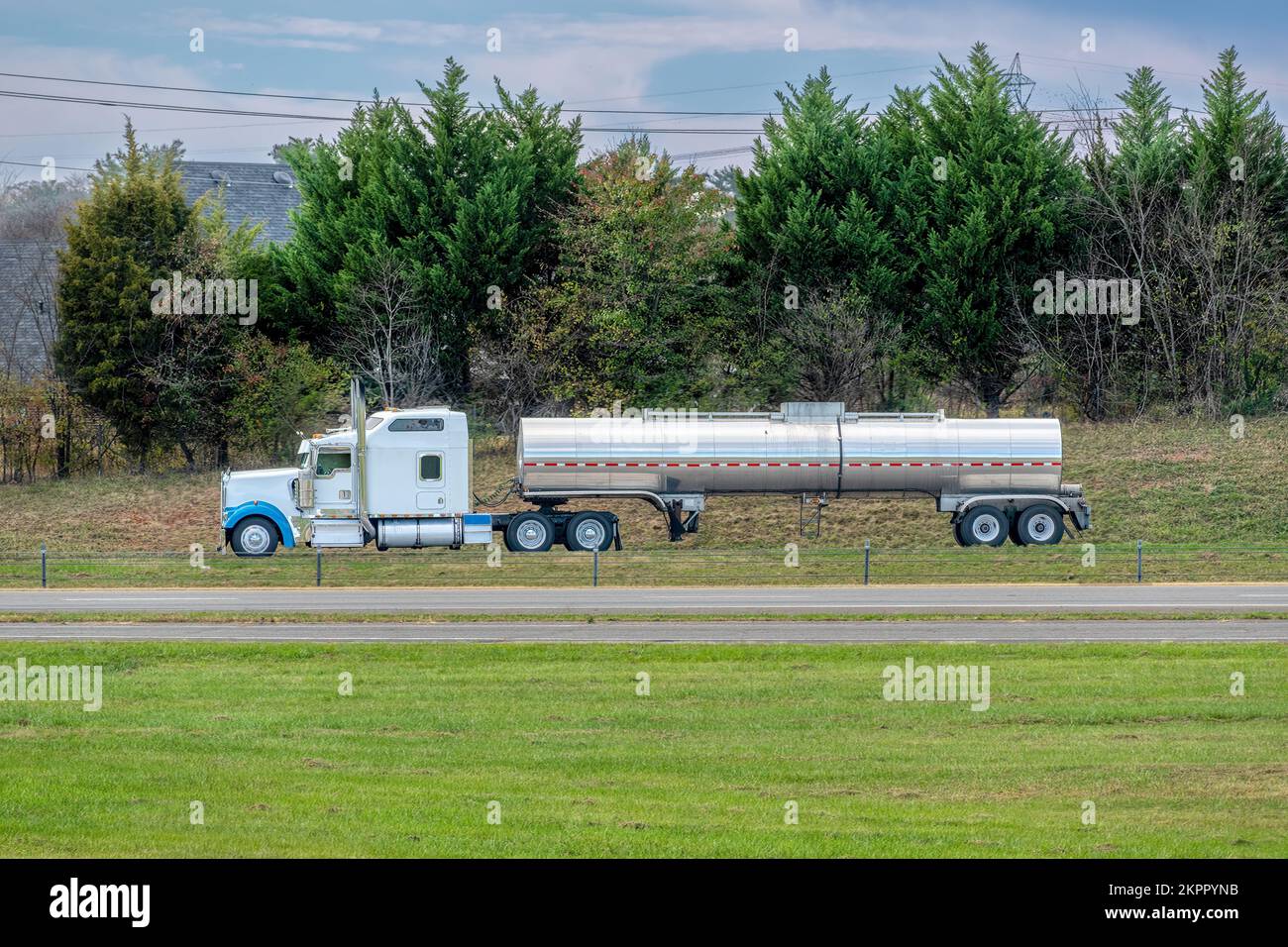 Horizontale Aufnahme eines unmarkierten Tankwagens auf der Autobahn. Stockfoto