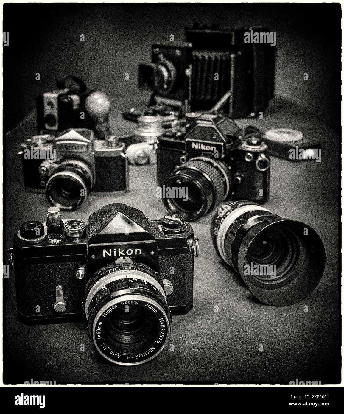 Maryville, Tennessee, USA – 12. August 2022: Vertikale Aufnahme von Oldtimer-Filmkameras aus der Zeit vor 1975 in Schwarzweiß. Stockfoto