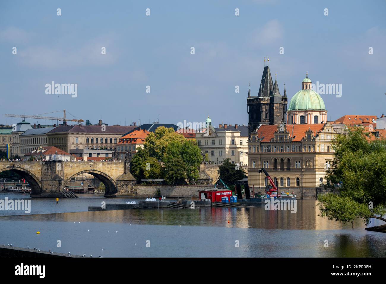 Prag, Tschechische Republik - 5. September 2022: Karlsbrücke, Altstädter Brückenturm und St. Franziskus von Assisi Kirche in Prag Stockfoto