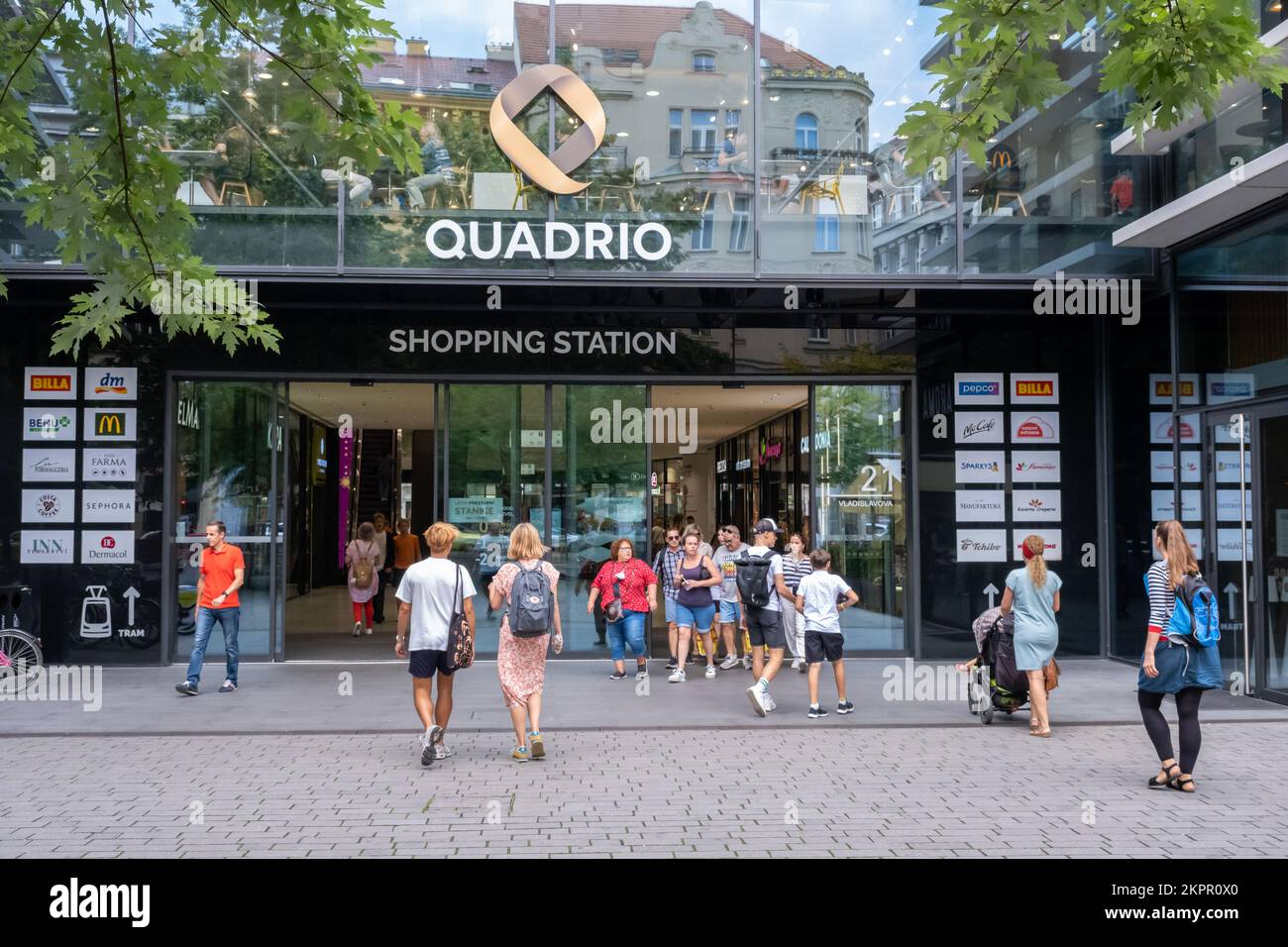 Prag, Tschechische Republik - 5. September 2022: Kunden betreten das Einkaufszentrum Quadrio Stockfoto