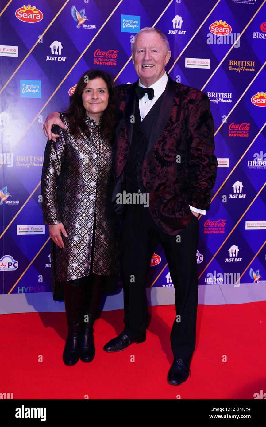 Nina Wadia und Chris Tarrant kommen bei den British Curry Awards 2022 bei Evolution London an. Foto: Montag, 28. November 2022. Stockfoto