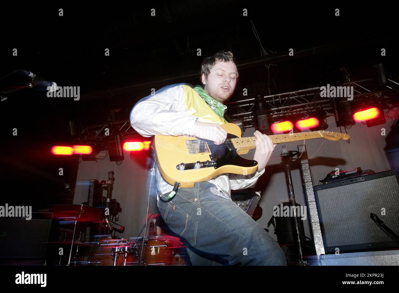 CRAIG WELLINGTON, SUNSHINE UNDERGROUND, 2007: Craig Wellington, Sänger und Gitarrist von Sunshine Underground, spielt live auf der NME Rave Tour in der Cardiff Students' Union in Wales, 11. Februar 2007. Foto: ROB WATKINS. INFO: The Sunshine Underground ist eine britische Indie-Rock-Band, die 2003 gegründet wurde und für ihren energiegeladenen Sound bekannt ist, der Rock, Dance und elektronische Einflüsse verbindet. Bekannt wurden sie mit ihrem Debütalbum Raise the Alarm und Hits wie Put You in Your Place. Stockfoto