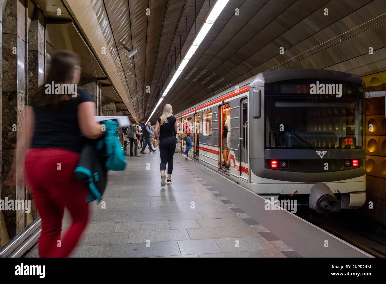 Budapest, Ungarn - 5. September 2022: Passagiere, die in die roten Eisenbahnwaggons der Prager U-Bahn einsteigen Stockfoto