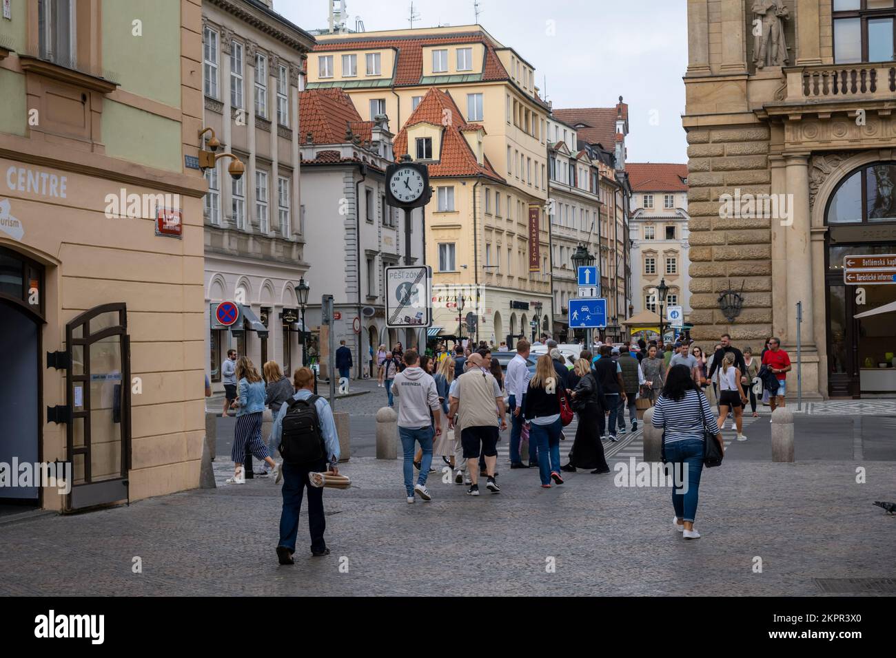 Prag, Tschechische Republik - 5. September 2022: Menschen gehen auf einer belebten Einkaufsstraße Stockfoto