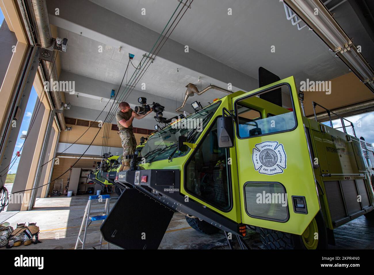 USA Air Force Staff Sgt. Jordan Bridwell, 23. Logistics Readiness Squadron Fahrzeugwartung Handwerker, repariert einen Dachturm an einem Striker 1500 Fire Apparat in der Internationalen Feuerwehr von Palau, Republik Palau, 2. November 2022. Der 23.-Flügel arbeitete mit Auftragnehmern und Ersthelfern von Palau für eine dynamische Übung zur Beschäftigung von Einsatzkräften zusammen, um Bereitschaft und Widerstandsfähigkeit zu gewährleisten, indem er es gemeinsamen Befehlshabern der Einsatzkräfte ermöglichte, ihre Kräfte fließend über die AOR zu bewegen, um Initiativen gegen einen Gegner zu ergreifen, zu halten und auszunutzen. Stockfoto