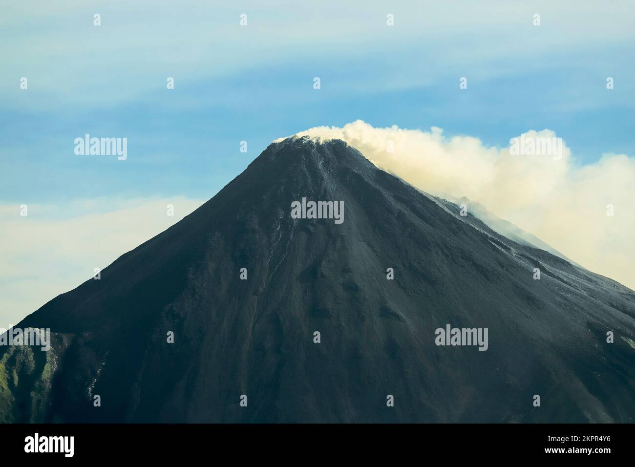 Rauchen 1827m Mount Karangetang, ein aktiver pazifischer Feuerring-Vulkan. Mt Karangetang, Siau Island, Sangihe Archipel, Nord-Sulawesi, Indonesien Stockfoto