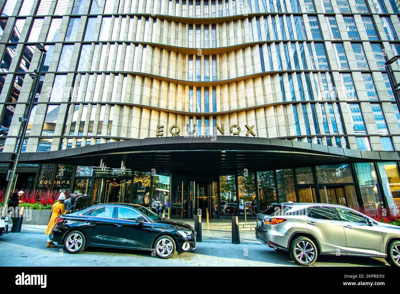 New York, NY – USA – 20. November 2022 Nahaufnahme der Gäste, die am Eingang des berühmten Equinox Hotel New York ankommen, einem schicken Luxushotel in Hochhäusern Stockfoto