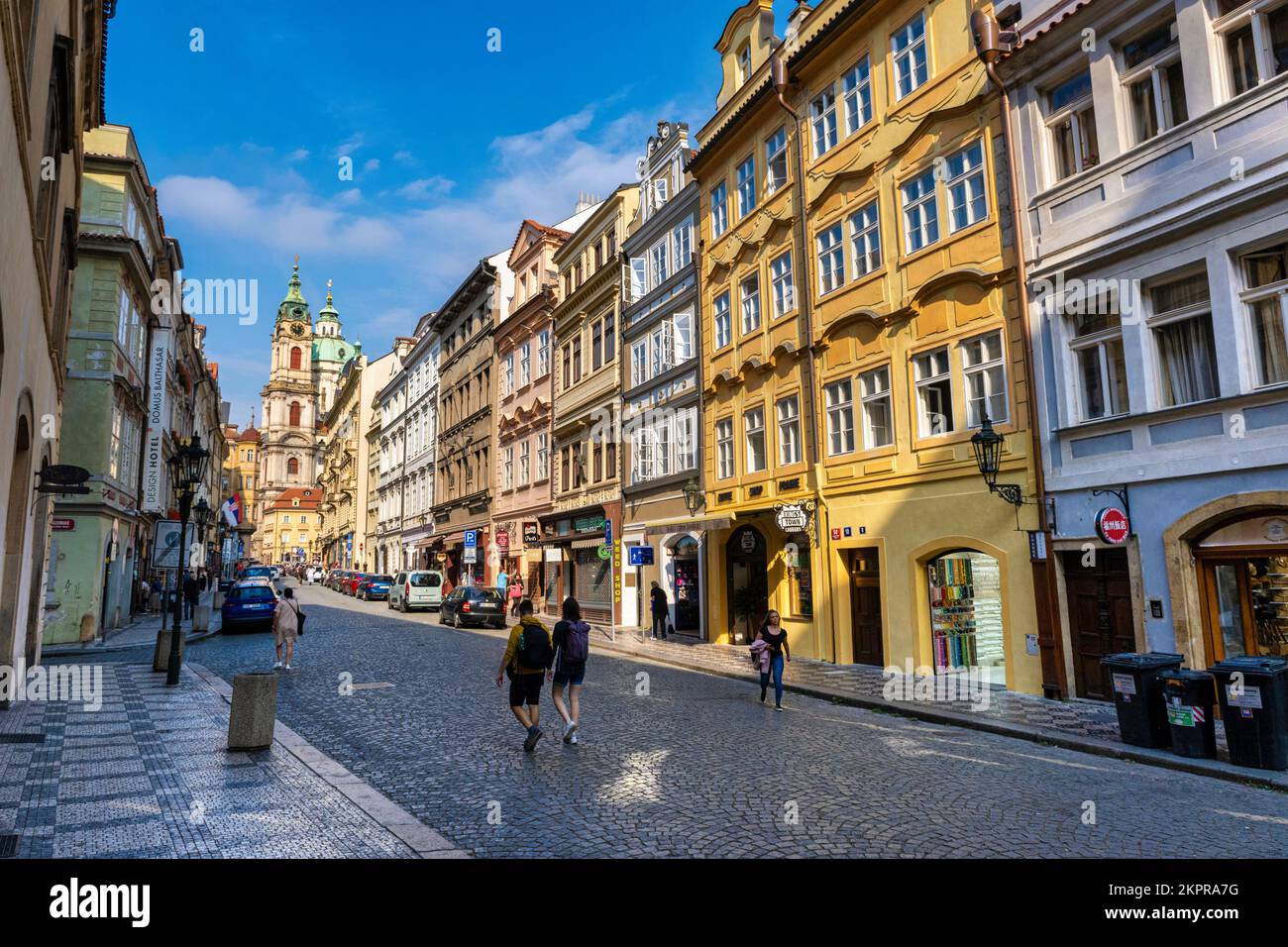 Prag, Tschechische Republik - 5. September 2022: Fassaden traditioneller Häuser in der Mostecka Straße Stockfoto