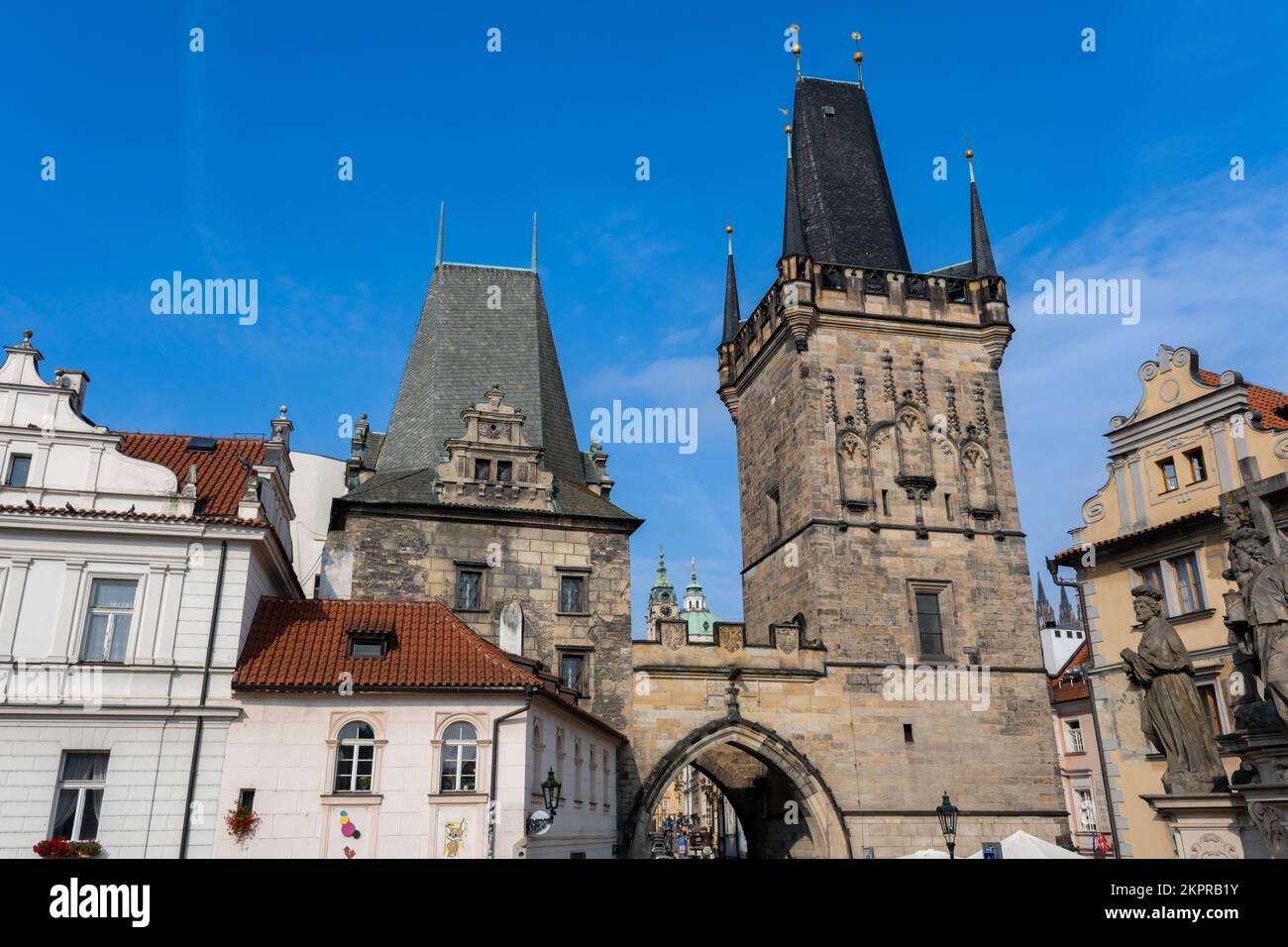 Prag, Tschechische Republik - 5. September 2022: Kleiner Brückenturm am Ende der Karlsbrücke Stockfoto