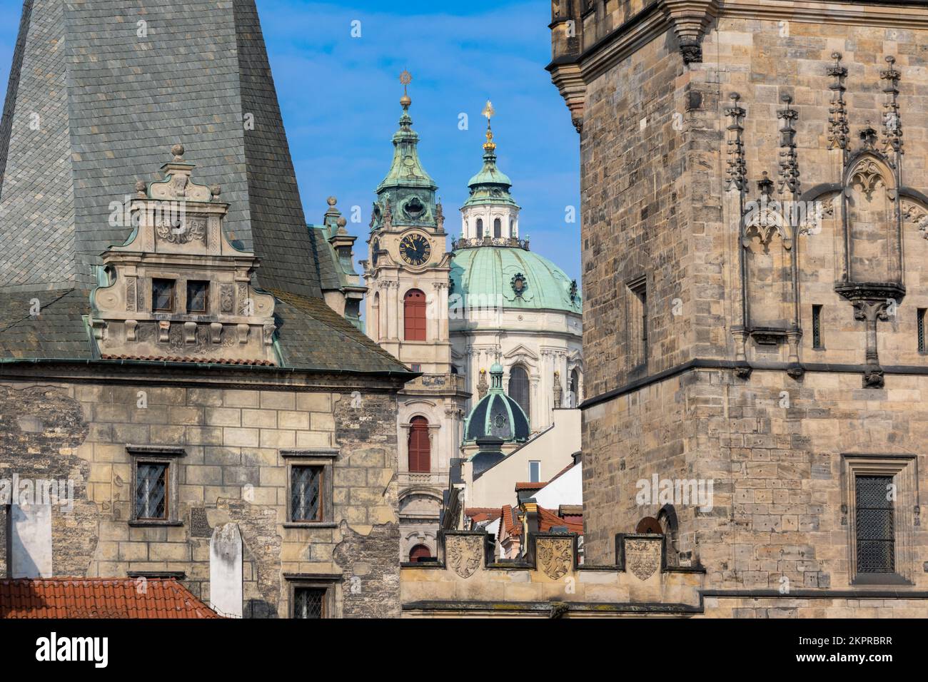 Prag, Tschechische Republik - 5. September 2022: Brückenturm der Kleinstadt und Nikolaikirche Stockfoto