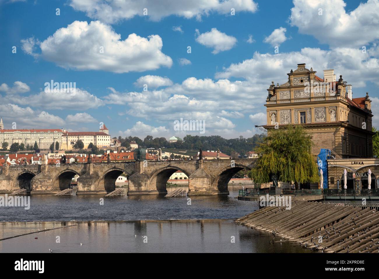 Prag, Tschechische Republik - 5. September 2022: Karlsbrücke, Moldau und Prager Burg Stockfoto