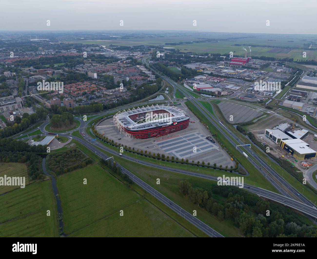 Alkmaar, 21.. September 2022, Niederlande. Das AFAS Stadium Dutch Football Stadium, Heimstadion des niederländischen Fußballvereins AZ. Luftdrohnen-Übersicht Stockfoto