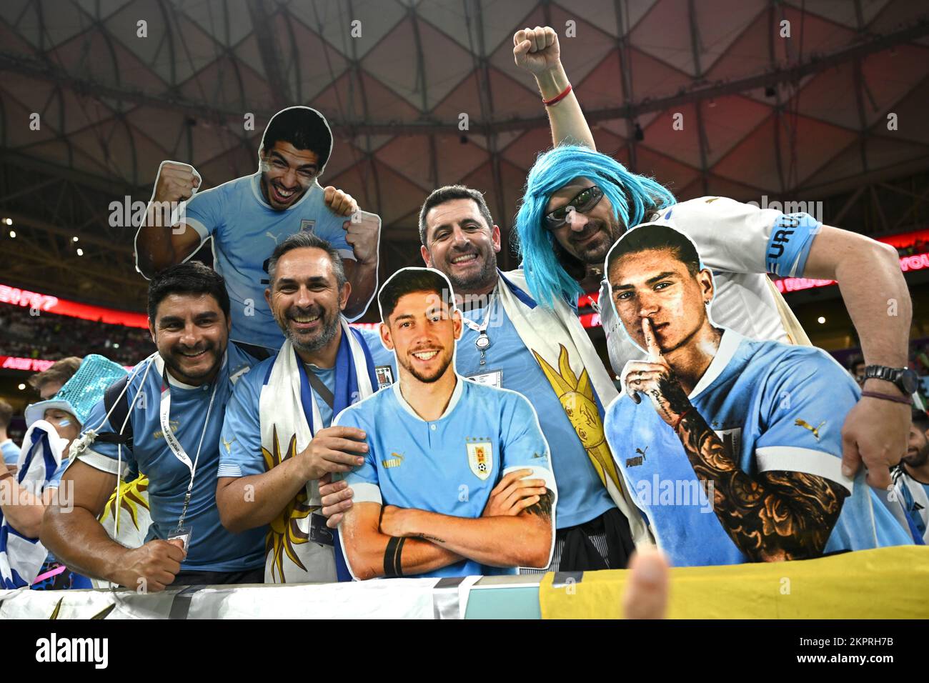 Lusail, Katar. 28.. November 2022. Fans jubeln vor dem Spiel der Gruppe H zwischen Portugal und Uruguay bei der FIFA-Weltmeisterschaft 2022 im Lusail Stadium in Lusail, Katar, am 28. November 2022. Kredit: Li Ga/Xinhua/Alamy Live News Stockfoto