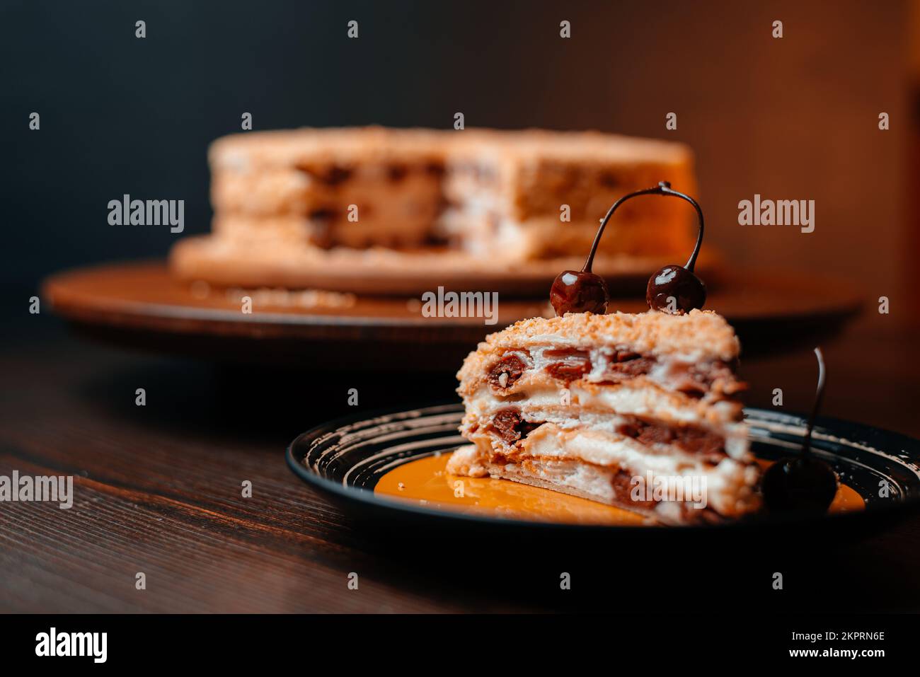 Gebackener Kirschkäsekuchen auf einem Holzkuchenbrett Stockfoto