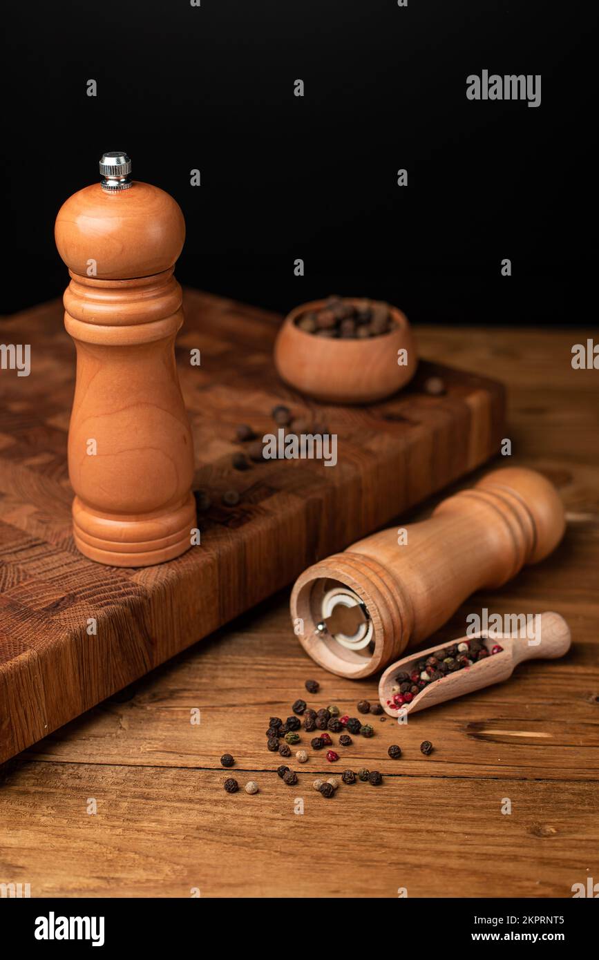 Holzpfeffermühle Holzmahlwerk für Salz oder Pfeffer Stockfoto