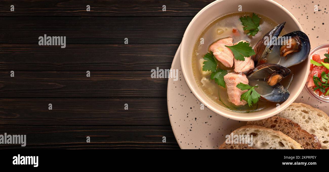 Lachsohren mit Muscheln, Sauce und Toast Stockfoto
