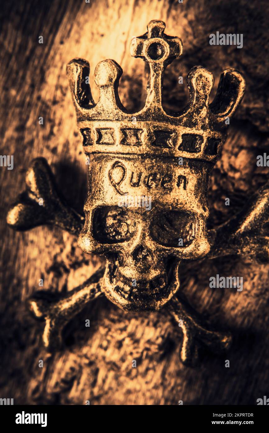 Stillleben-Foto auf einem rituellen okkulten königlichen Schädel, der in dunklen Riten für das böse Satanismusopfer verwendet wird. Verschwörung des Monarchen Stockfoto