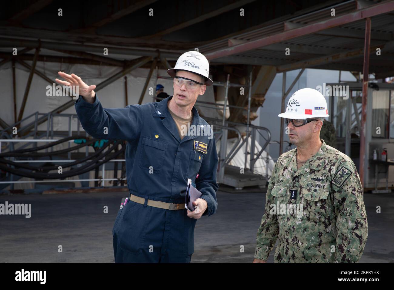 NORFOLK (3. November 2022), Capt. Judd Krier, Left, kommandierender Offizier des Amphibienschiffs USS Iwo Jima der Wasp-Klasse (LHD 7) und Vizeadmiral Jim Kilby, Commander, Task Force 80 und stellvertretender Commander, USA Die Flottenkräfte besprechen den Fortschritt der Wartungsperiode am 3. November 2022. Kilby besuchte die USS Iwo Jima, um die Führung des Schiffes zu treffen, die Einrichtungen des Schiffes zu sehen und das Wohlergehen der Besatzung zu überprüfen. Die USS Iwo Jima wird für eine planmäßige Wartung in General Dynamics, NASSCO Shipyard, Norfolk, VA, trocken angedockt. Stockfoto