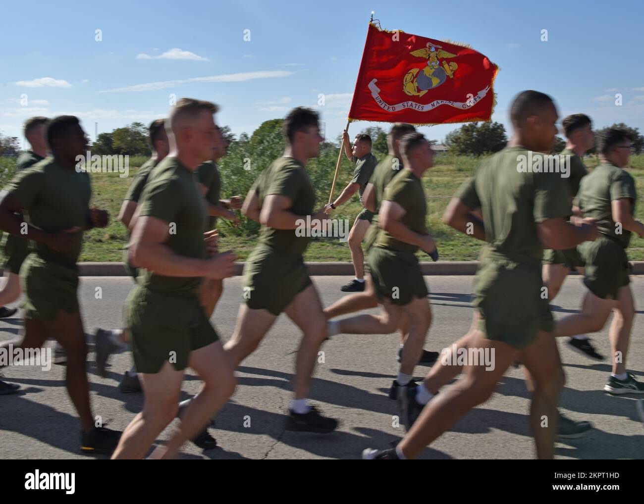 Ein Marine trägt den Guidon während eines Moto-Run auf dem Luftwaffenstützpunkt Goodfellow, Texas, am 3. November 2022. Die Marines gaben sich gegenseitig den Leitfaden, um die Formation zu umgehen. Stockfoto