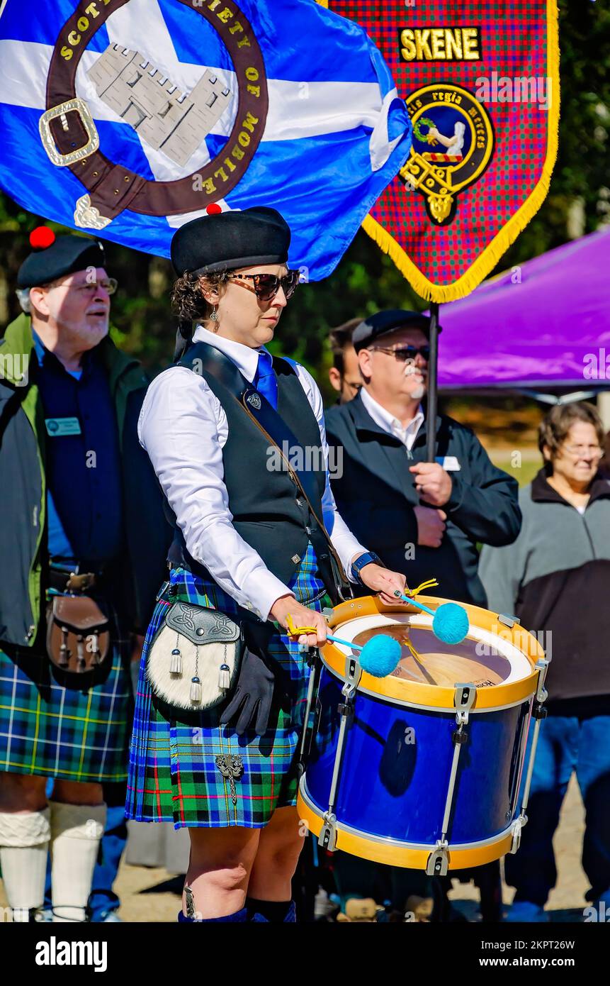 Ein Schlagzeuger tritt mit einer Dudelsackband während des alljährlichen Celtic Music Festivals und der Scottish Highland Games am 13. November 2022 in Gulfport, Mississippi, auf. Stockfoto