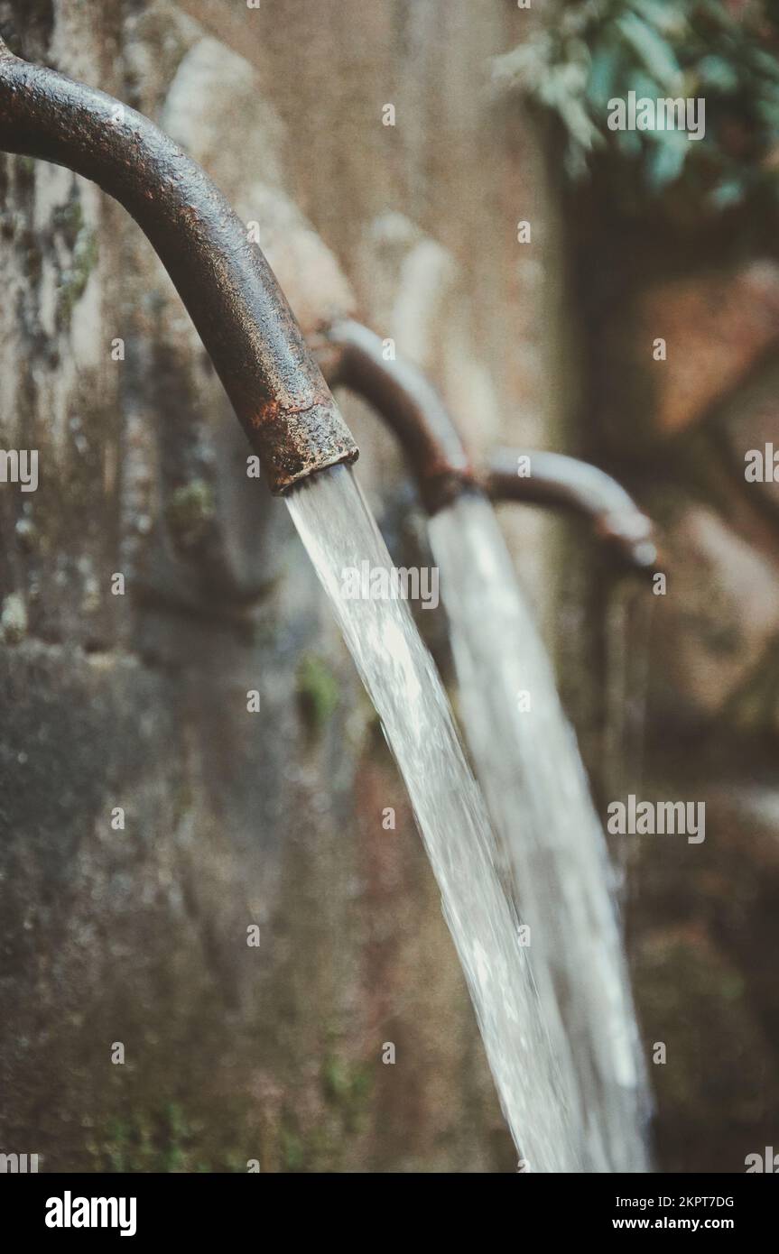 Nahaufnahme eines Wassers, das aus einem Wasserhahn an einem Springbrunnen in Spanien fließt Stockfoto