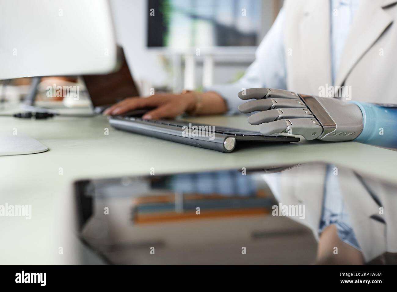 Nahaufnahme einer Entwicklerin mit bionischer Handcodierung am Computer Stockfoto