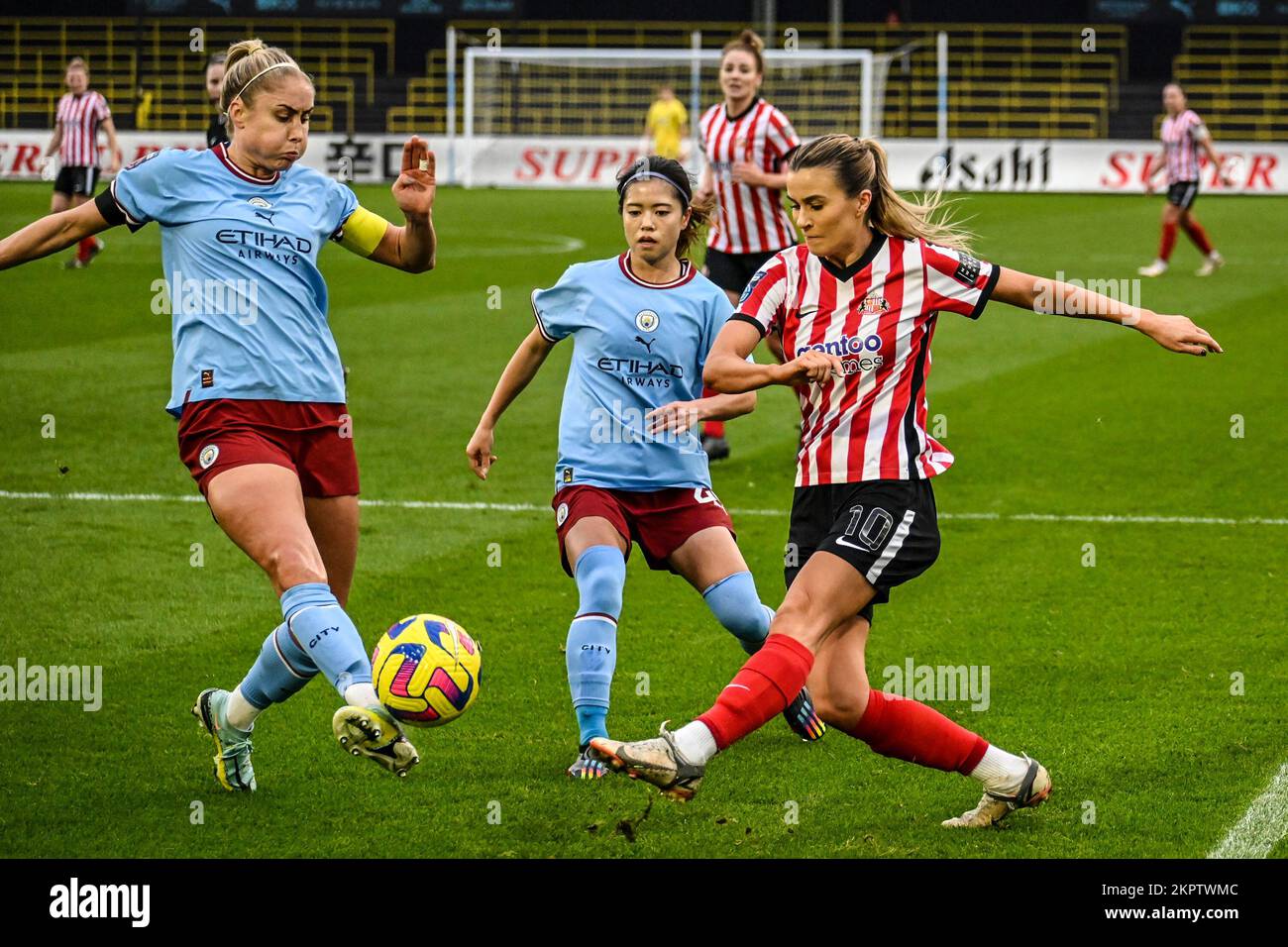 Manchester City Women Captain Steph Houghton blockiert beim Continental League Cup ein Kreuz von Sunderland AFC Women's Danielle Brown. Stockfoto