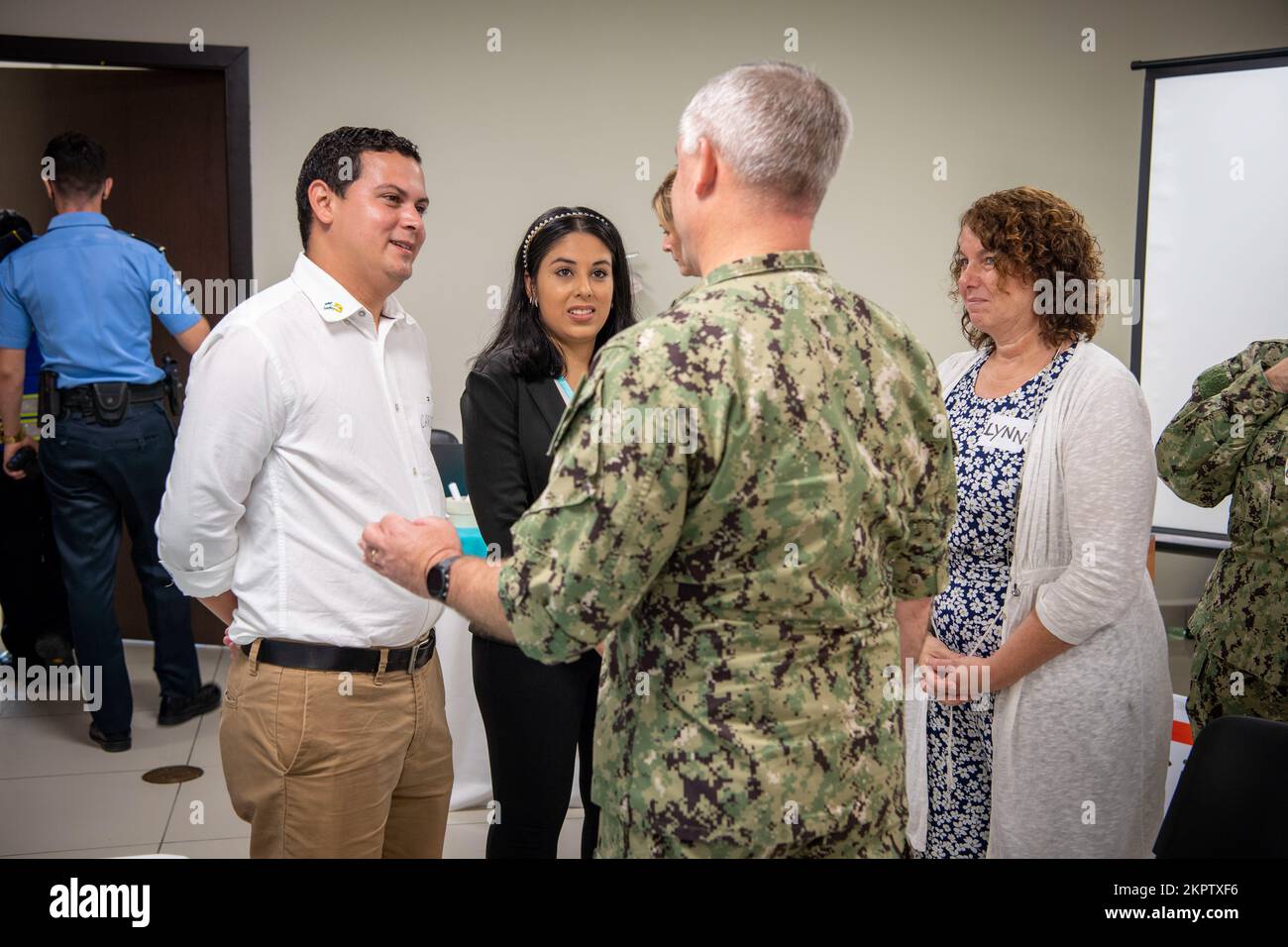 221103-N-TR141-1152 SAN PEDRO SULA, Honduras (3. November 2022) Hinten ADM. Douglas W. Sasse, Front, III, Reserve Vice Commander, U.S. 4. Fleet, Spricht mit Carlos Rodriguez, Bürgermeister der Gemeinde San Francisco de Yojoa, Departement Cortes, Angie Sabillon, erste Beraterin im Central Cuidad Mujer, Und Dr. Lynn Lieberman Lawry, Associate Professor an der School of Medicine in Bethesda, Maryland, nachdem sie an einer Diskussion mit Gemeindeführern über geschlechtsspezifische Gewalt teilgenommen hatten, auf einem Frauen-, Friedens- und Sicherheitssymposium während der Fortsetzung von Promise 22, im Centro Cuidad Mujer in San Stockfoto