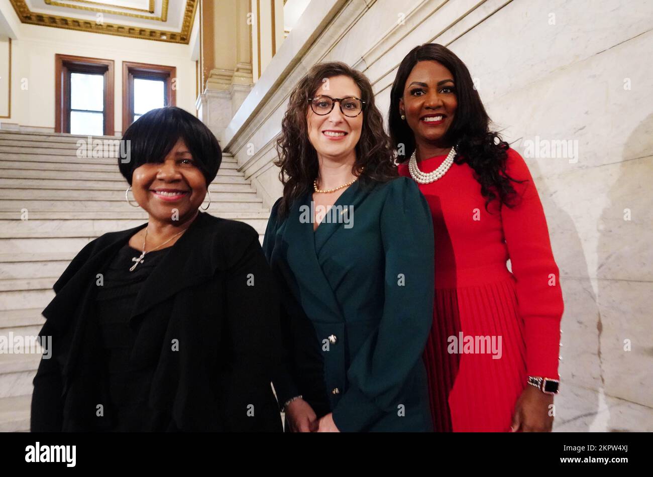 St. Louis, Usa. 28.. November 2022. Megan Green, neu eingeweihter Präsident der St. Louis Vorstand der Stadträte, (C) tritt St. ein Louis Mayor Tishaura Jones (R) und Compter Darleen Green als einer der drei führenden Inhaber der City of St. Louis nach Zeremonien im Rathaus in St. Louis am Montag, den 28. November 2022. Grün wird die erste Frau in der Geschichte von St. Louis wird Präsident der Stadtgesetzgeber. Foto: Bill Greenblatt/UPI Credit: UPI/Alamy Live News Stockfoto