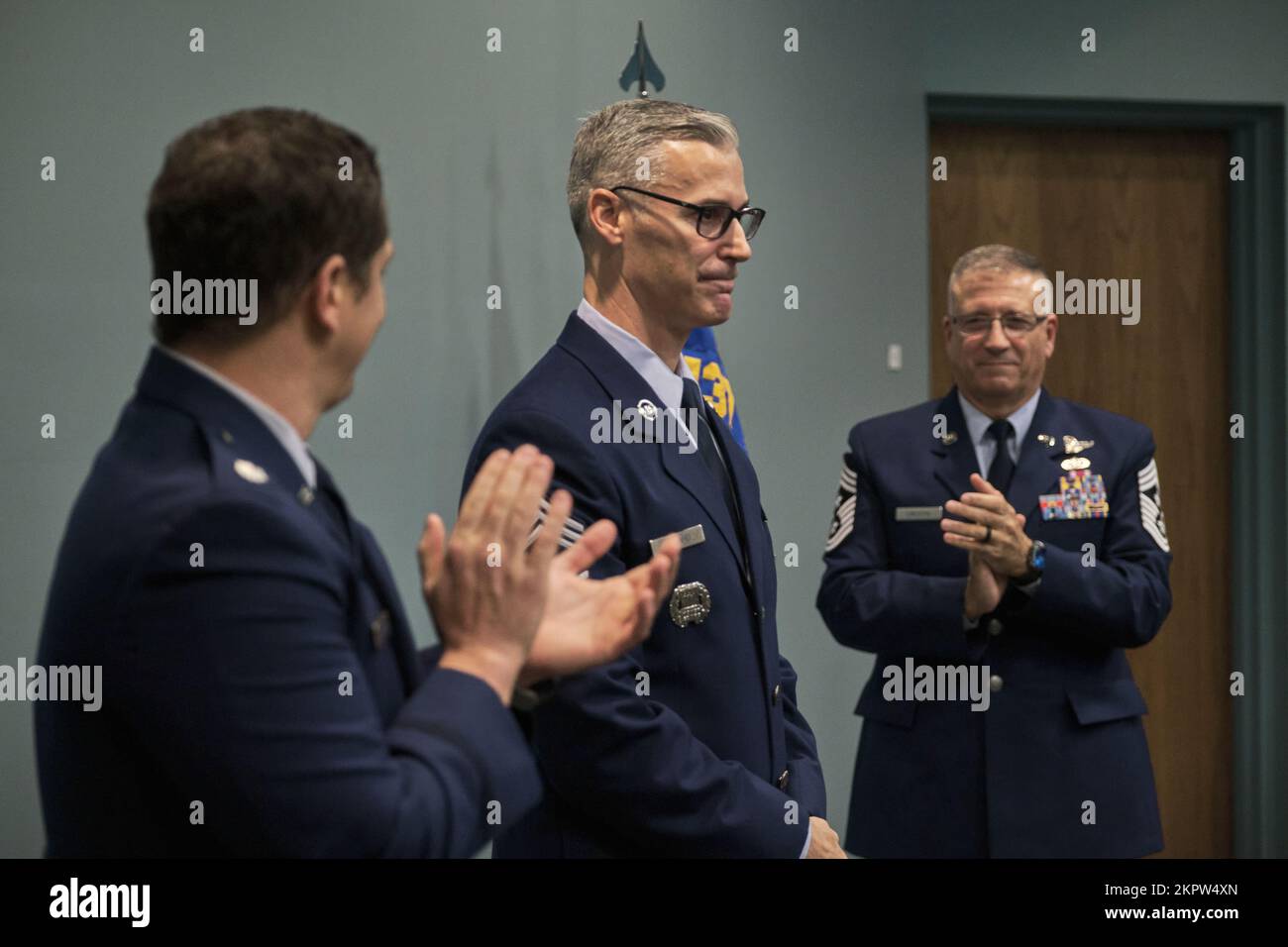Die 137.. Luftschleuse beförderte ihren Senior Enlisted Leader (SEL) Senior Master Sgt. Vincent Fasano in den Rang des Chief Master Sergeant, während einer Zeremonie im 105.. Luftschleusflügel, Stewart Air National Guard Base, Newburgh, NY, am 3. November 2022. Stockfoto