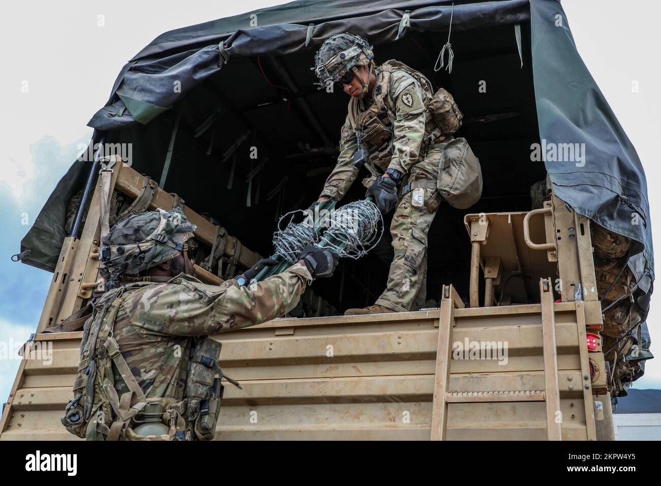 Ingenieure vom 84.. Ingenieur-Bataillon, 130.. Die Ingenieur-Brigade errichtete während des Joint Pacific Multinary Readiness Center 23 (JPMRC-23) im Pohakuloa Training Area (PTA) auf Big Island, Hawaii, 3. November 2022, teilweise fiktive Hindernisse als Verteidigung gegen einen möglichen Gegenangriff gegnerischer Kräfte. Alle Hindernisse sind teilweise auf PTA aufgrund von Beschränkungen beim Ausgraben und Abschneiden von Straßen. Stockfoto