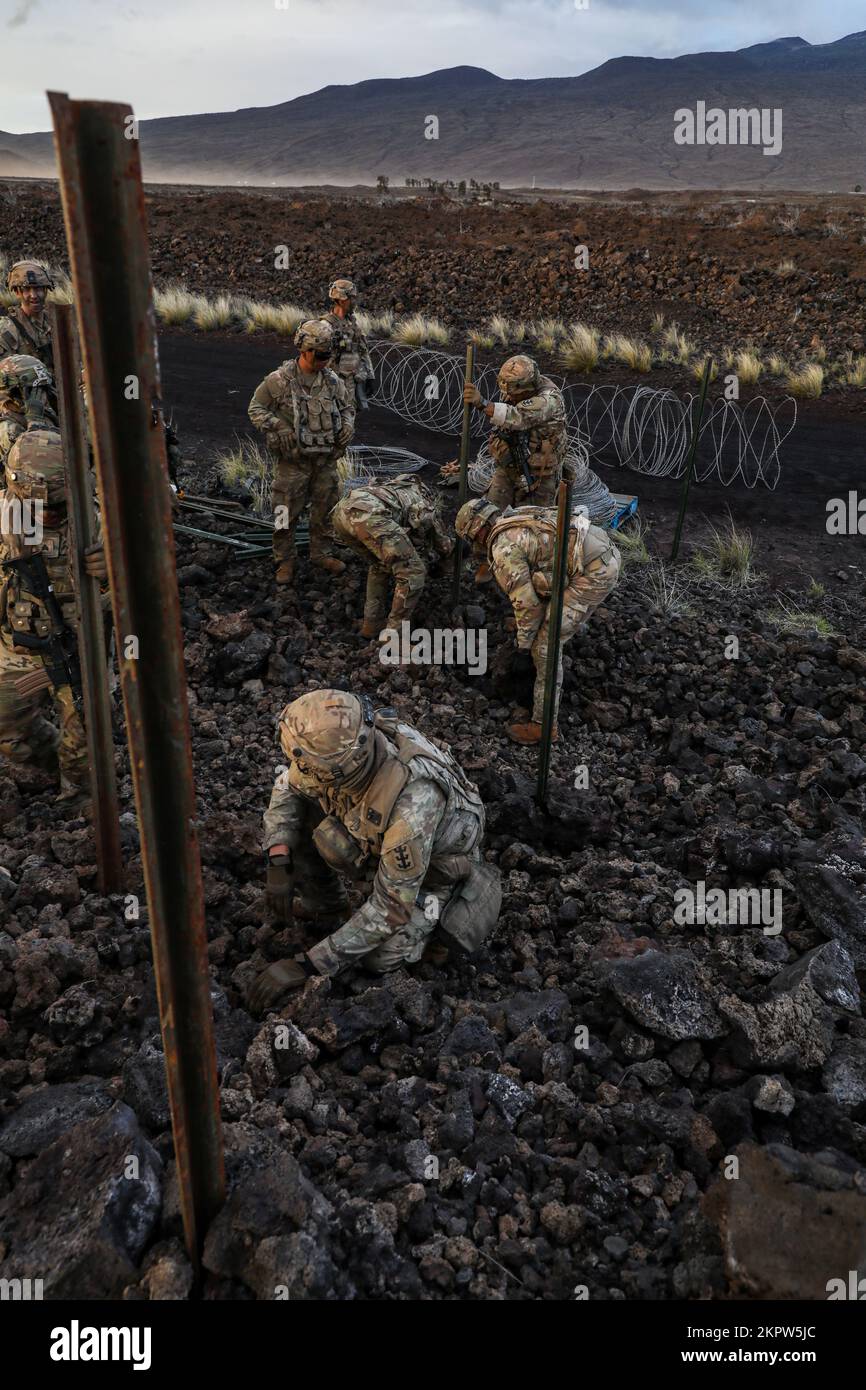 Ingenieure vom 84.. Ingenieur-Bataillon, 130.. Die Ingenieur-Brigade errichtete während des Joint Pacific Multinary Readiness Center 23 (JPMRC-23) im Pohakuloa Training Area (PTA) auf Big Island, Hawaii, 3. November 2022, teilweise fiktive Hindernisse als Verteidigung gegen einen möglichen Gegenangriff gegnerischer Kräfte. Alle Hindernisse sind teilweise auf PTA aufgrund von Beschränkungen beim Ausgraben und Abschneiden von Straßen. Stockfoto