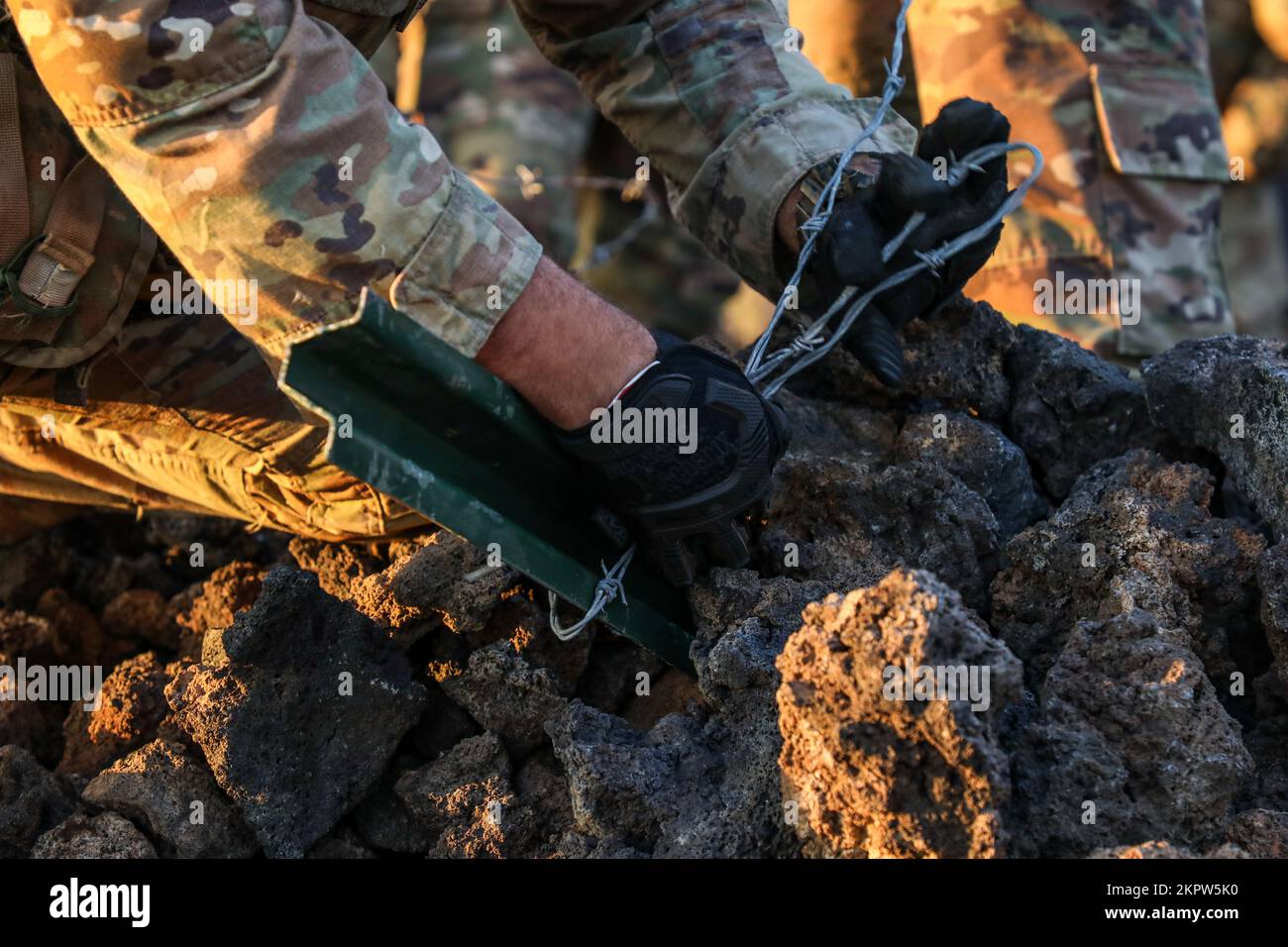 Ingenieure vom 84.. Ingenieur-Bataillon, 130.. Die Ingenieur-Brigade errichtete während des Joint Pacific Multinary Readiness Center 23 (JPMRC-23) im Pohakuloa Training Area (PTA) auf Big Island, Hawaii, 3. November 2022, teilweise fiktive Hindernisse als Verteidigung gegen einen möglichen Gegenangriff gegnerischer Kräfte. Alle Hindernisse sind teilweise auf PTA aufgrund von Beschränkungen beim Ausgraben und Abschneiden von Straßen. Stockfoto