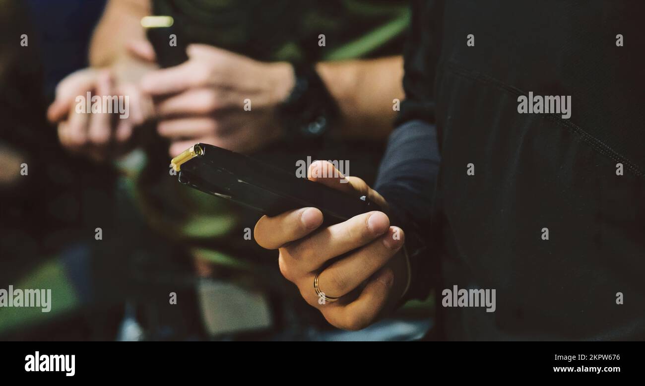 Das Waffenmagazin in der Hand des Schützen. Militär- und Sicherheitskonzepte. Bild herunterladen Stockfoto