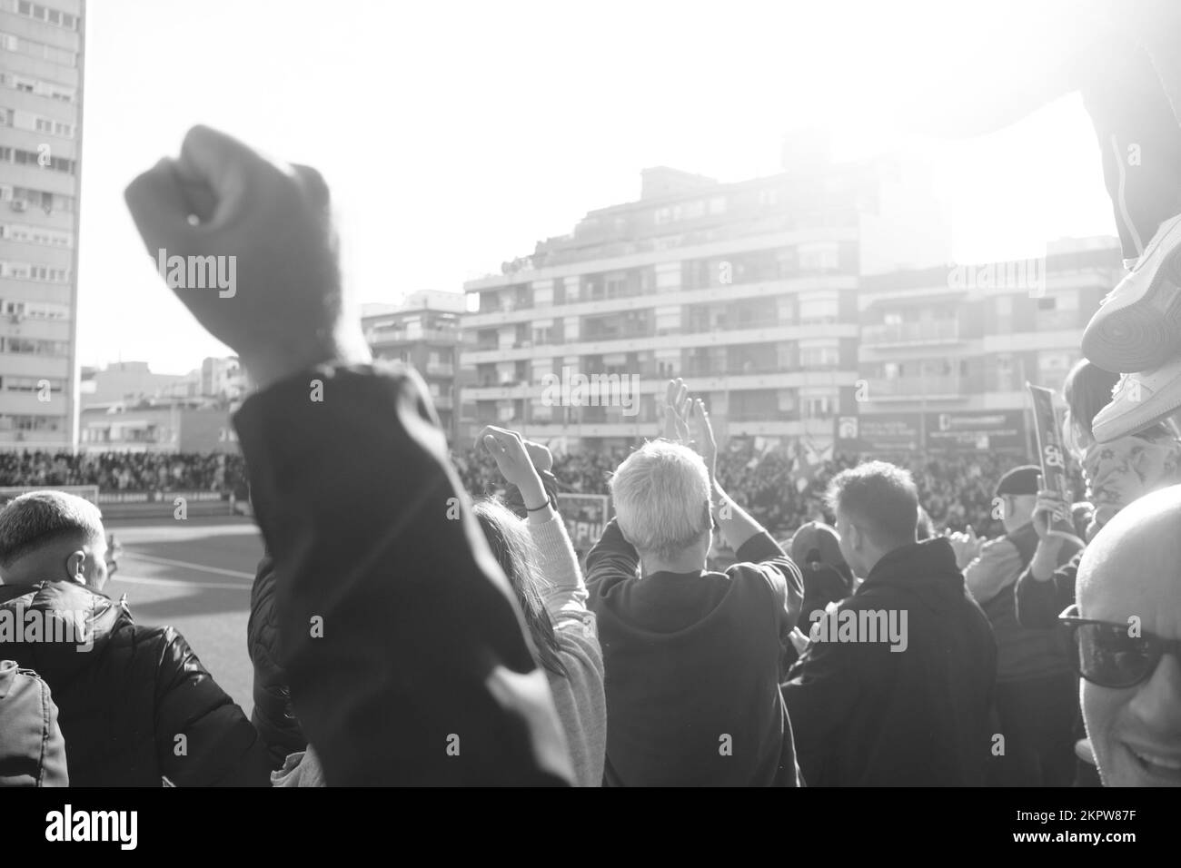 Barcelona, Spanien. 27.. November 2022. Barcelona, Spanien, November 27. 2022: Fans von CE Europa feiern das zweite Tor auf dem Hauptstand während des RFEF-Spiels der Segunda Division zwischen CE Europa und UE Sant Andreu in Nou Sardenya in Barcelona, Spanien. (Sven Beyrich/SPP) Kredit: SPP Sport Press Photo. Alamy Live News Stockfoto