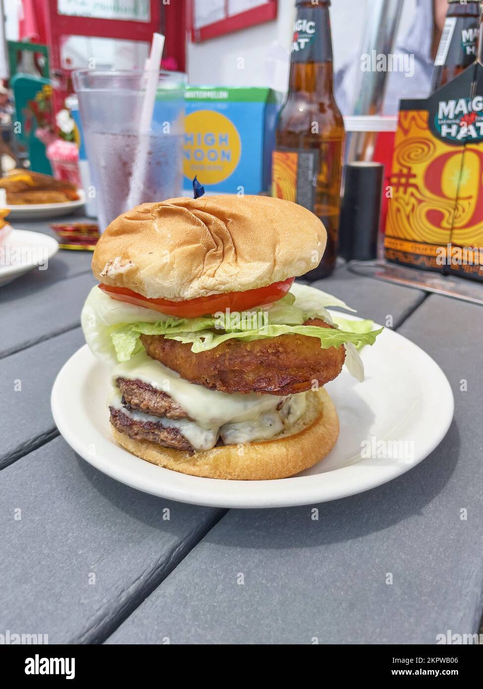 Double Holiday Burger in der Holiday Snack Bar auf Long Beach Island, NJ, USA Klassisches Strandrestaurant mit hausgemachten Kuchen, Hamburgern und Milchshakes Stockfoto