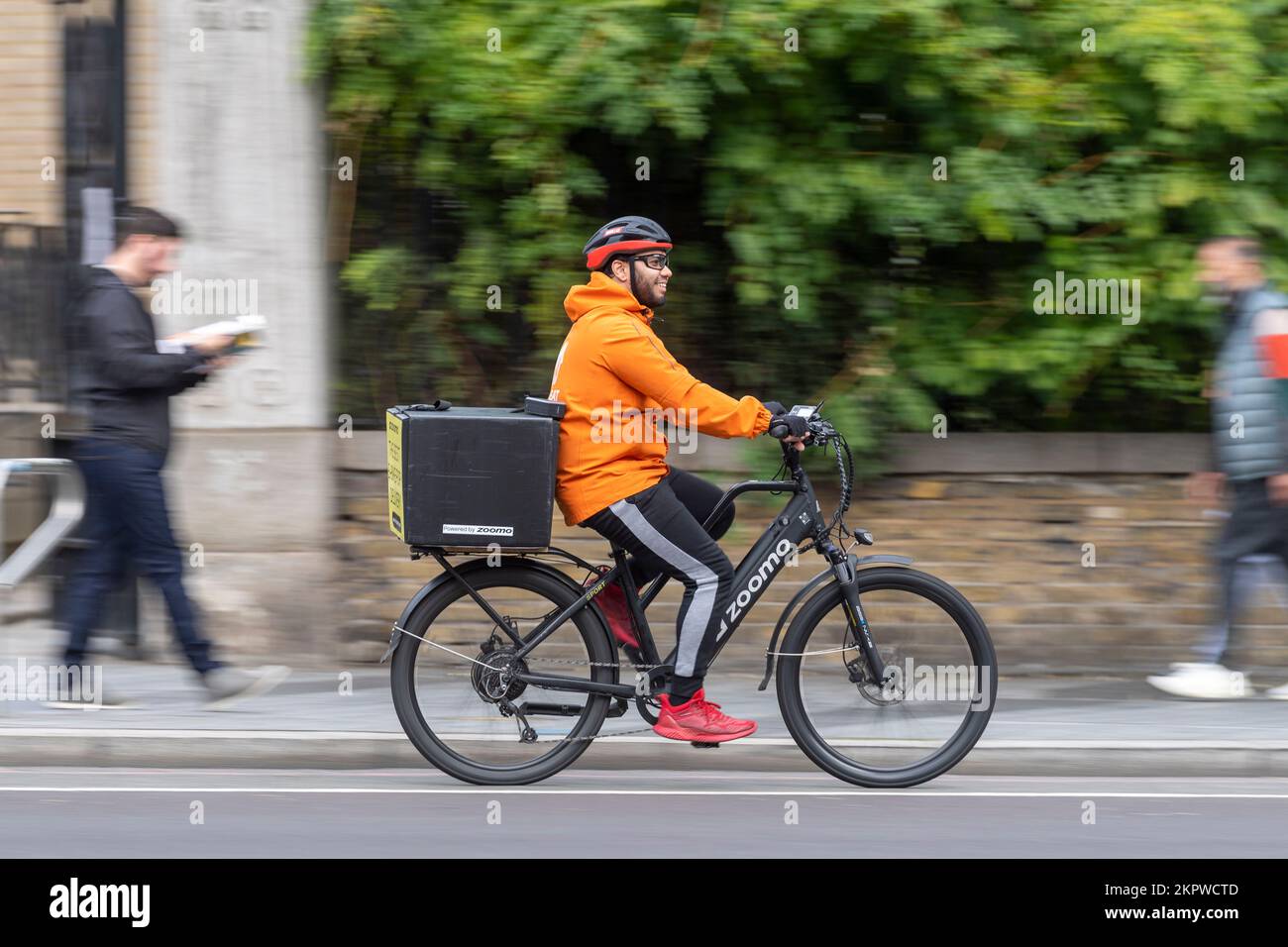 Ein Fahrrad-Kurier, der ein E-Bike fährt, Waterloo Road, London, Großbritannien. 16. Okt. 2022 Stockfoto