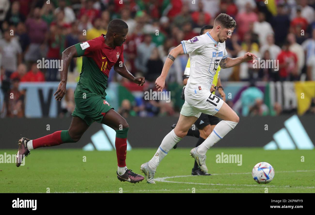 Lusail, Katar. 28.. November 2022. Der portugiesische William Carvalho und Uruguays Federico Valverde kämpfen am Montag, den 28. November 2022, während eines Fußballspiels zwischen Portugal und Uruguay in Gruppe H der FIFA-Weltmeisterschaft 2022 im Lusail-Stadion in Lusail, Staat Katar, um den Ball. BELGA PHOTO VIRGINIE LEFOUR Kredit: Belga News Agency/Alamy Live News Stockfoto