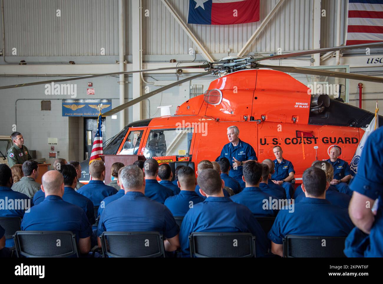 Küstenwache ADM. Steven Poulin, Vizekommandant der Küstenwache, spricht am 3. November 2022 bei einem Treffen mit allen Händen an der Flugstation in Houston, Texas, vor der Besatzung der Küstenwache Air Station Houston. Poulin und Vice ADM Kevin Lunday, Commander der Küstenwache Atlantic Area, flogen nach Houston, um Einheiten in der Gegend zu besuchen und hochleistungsfähiges Personal zu würdigen. Stockfoto