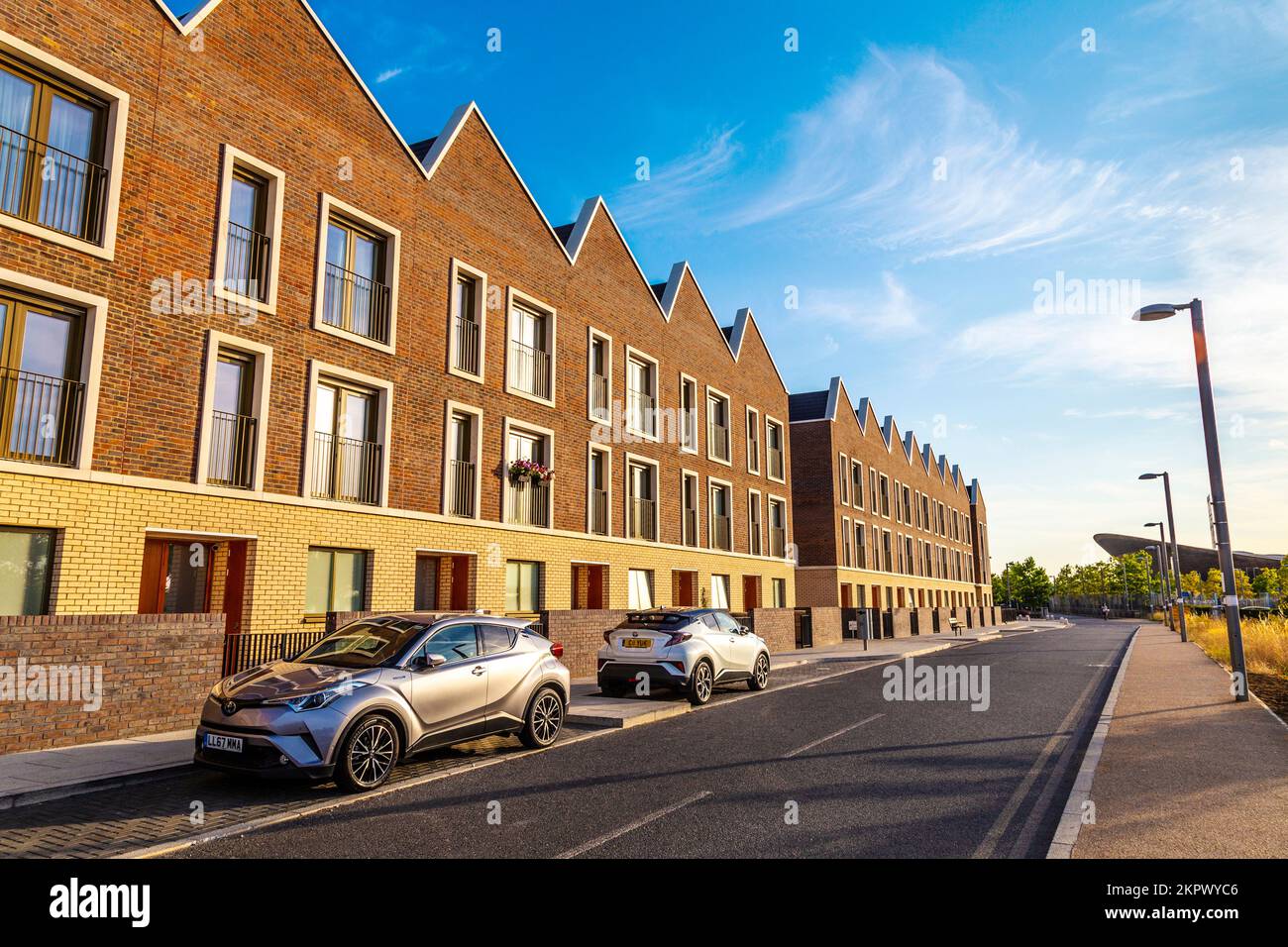 Kleine Familien-Stadthäuser an der Abercrombie Road im neuen Bezirk Chobham Manor, Stratford, London, Großbritannien Stockfoto