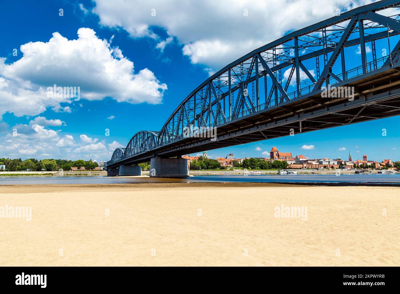 1930er Uhr Józef Piłsudski-Brücke (am meisten schlafend im. Józefa Piłsudskiego) mit Stadtstrand und Blick auf die Altstadt, Torun, Polen Stockfoto