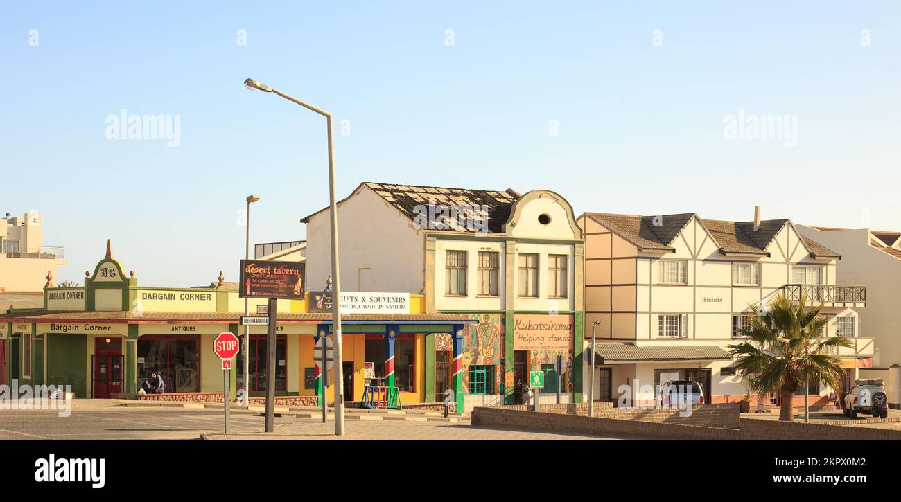 Swakopmund Street, Namibia, 2022. Eine hübsche malerische Straße in Swakopmund mit bunten Souvenirläden. Dies ist ein sehr beliebter Ort für vi Stockfoto